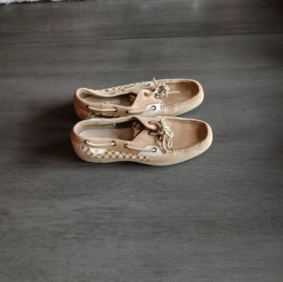 Sperry Beige Boat Shoes. Size 9.5. like new - Picture 2 of 6
